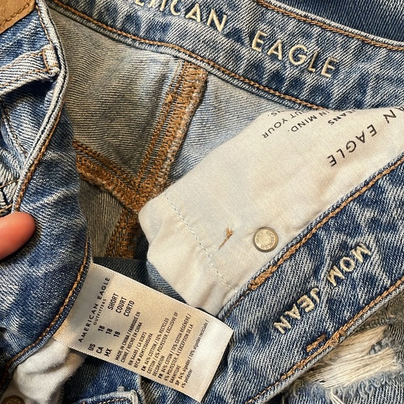 American Eagle Light Wash Ripped Mom Jean Size 18 Short - Picture 2 of 6